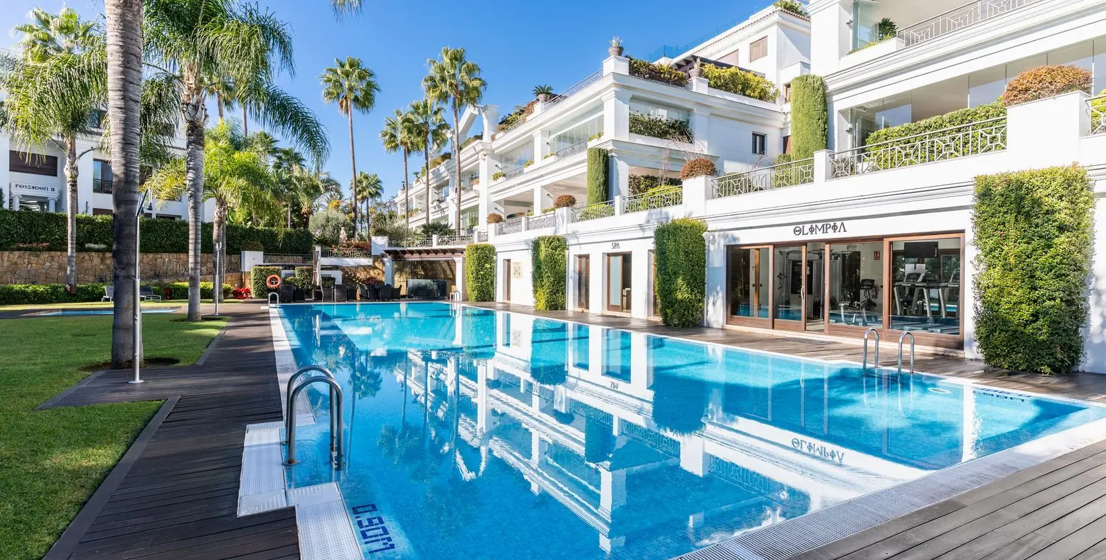 Sale of ground floor apartment in Estepona 18