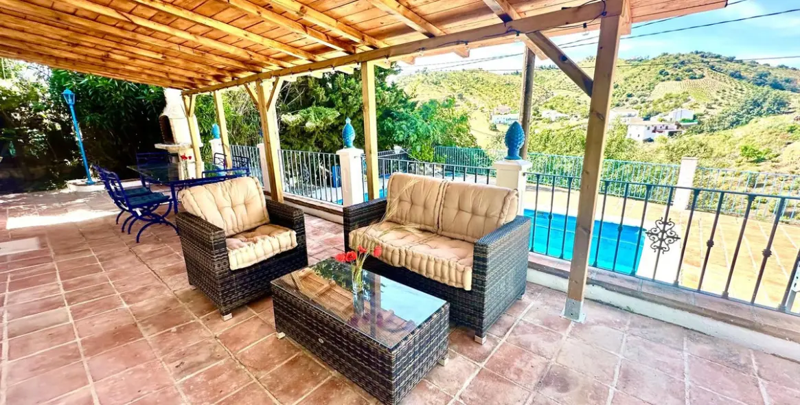 Sale of detached villa in La Viñuela 2