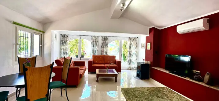 Sale of detached villa in La Viñuela 2