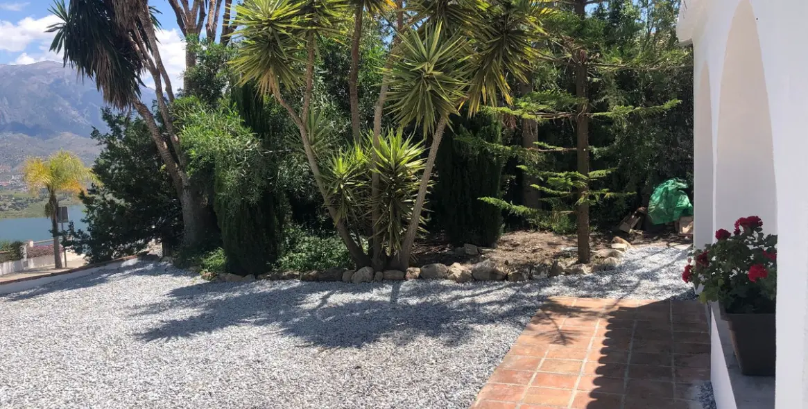 Sale of detached villa in La Viñuela 30