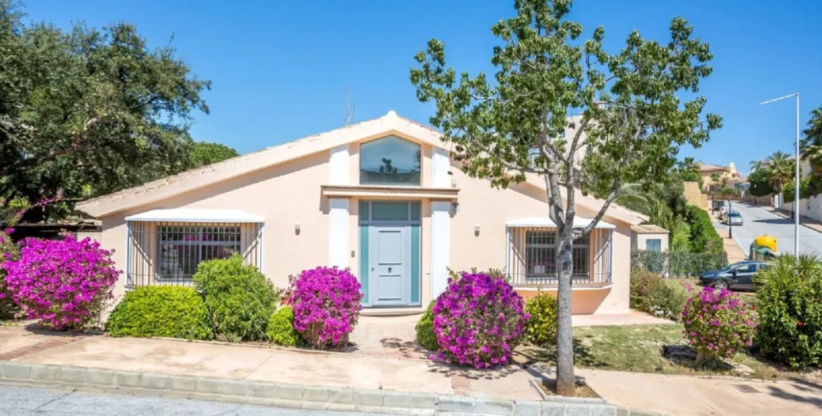 Продажа  отдельно стоящей виллы в Elviria 1