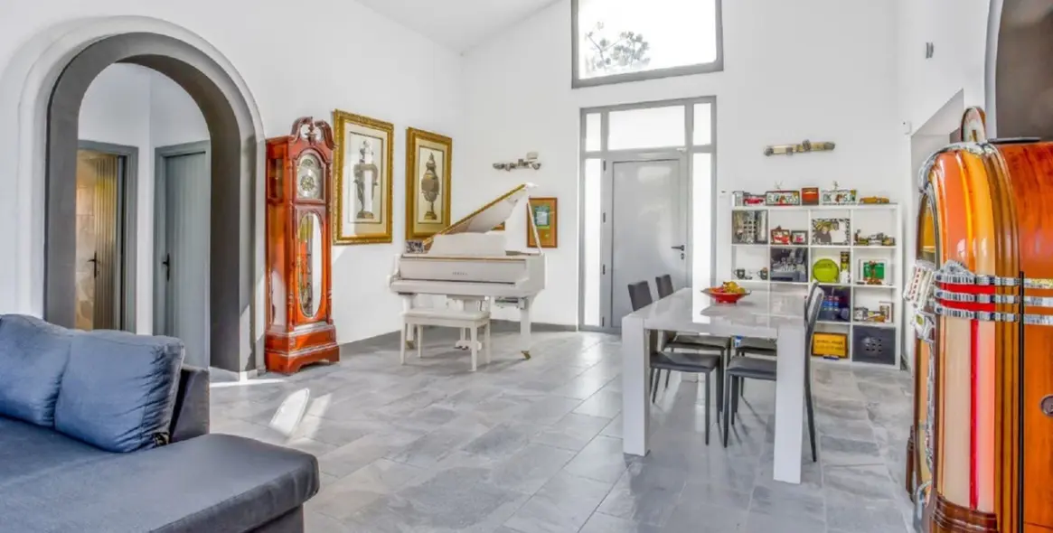 Продажа  отдельно стоящей виллы в Elviria 3