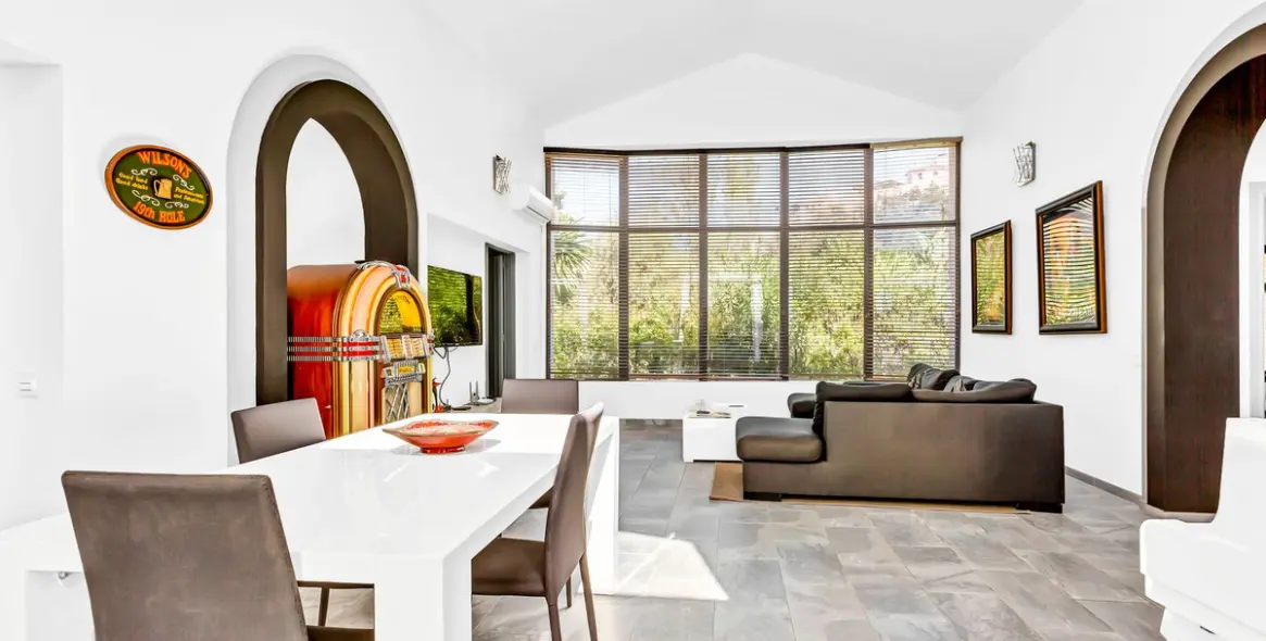 Продажа  отдельно стоящей виллы в Elviria 4