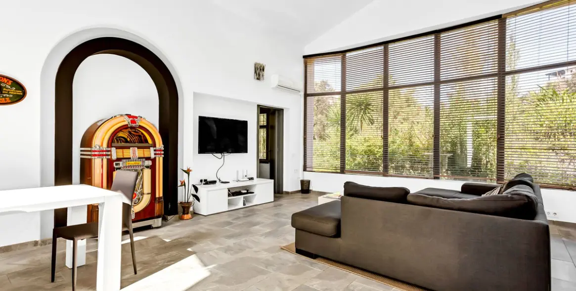 Продажа  отдельно стоящей виллы в Elviria 6