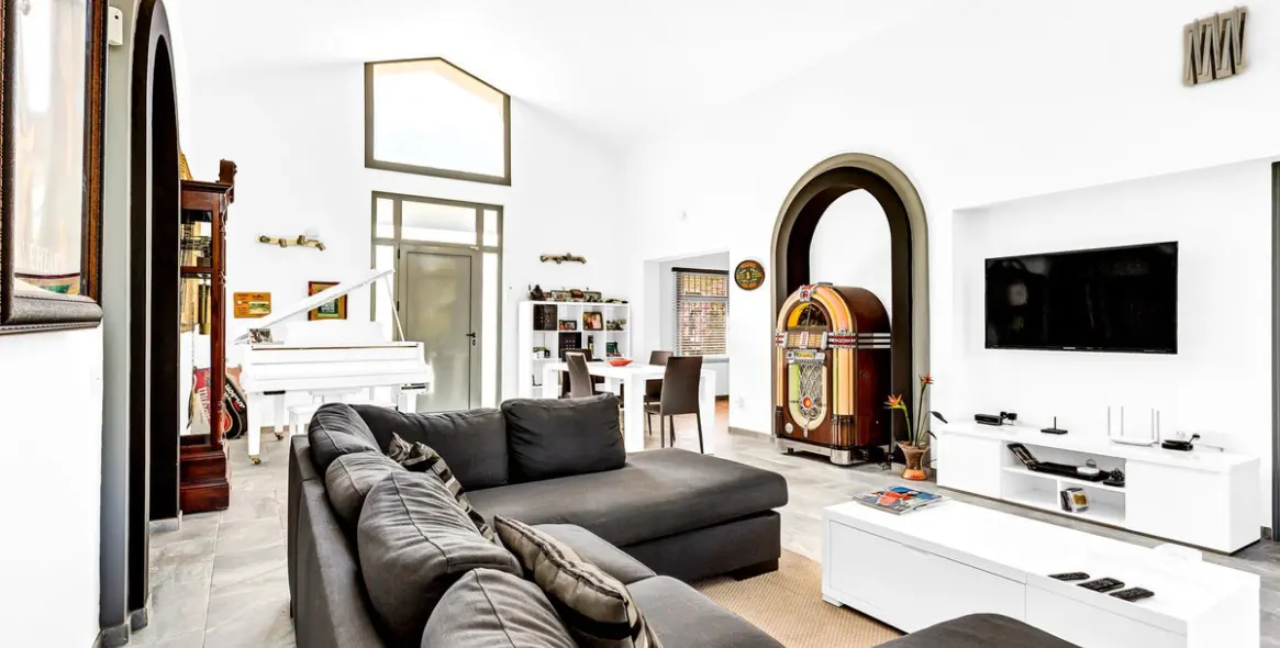 Продажа  отдельно стоящей виллы в Elviria 8