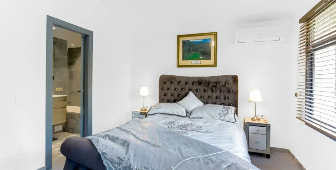 Продажа  отдельно стоящей виллы в Elviria 11