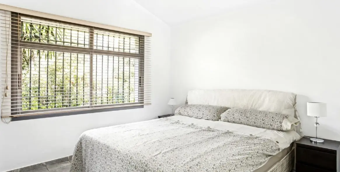 Продажа  отдельно стоящей виллы в Elviria 13