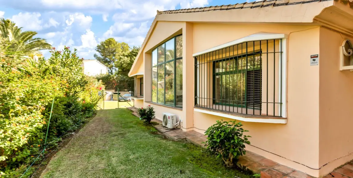 Продажа  отдельно стоящей виллы в Elviria 17