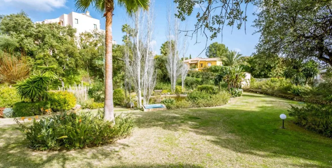 Продажа  отдельно стоящей виллы в Elviria 18