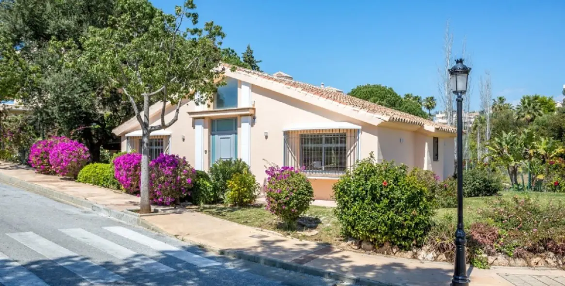 Продажа  отдельно стоящей виллы в Elviria 19