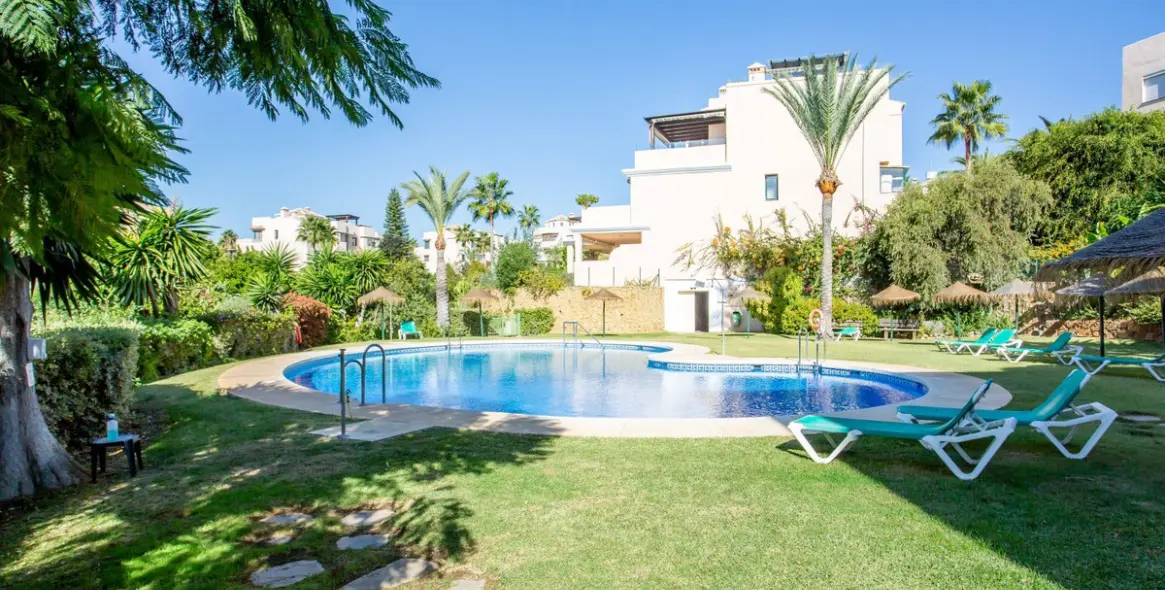 Продажа  отдельно стоящей виллы в Elviria 20