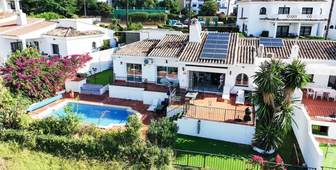 Sale of semi-detached house in La Duquesa 1