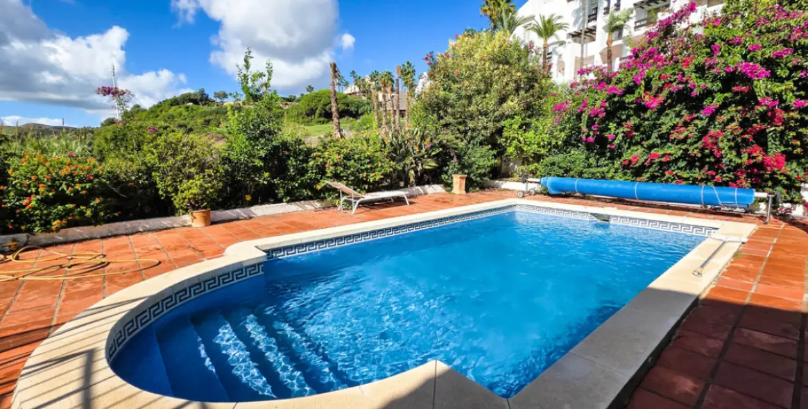 Sale of semi-detached house in La Duquesa 2