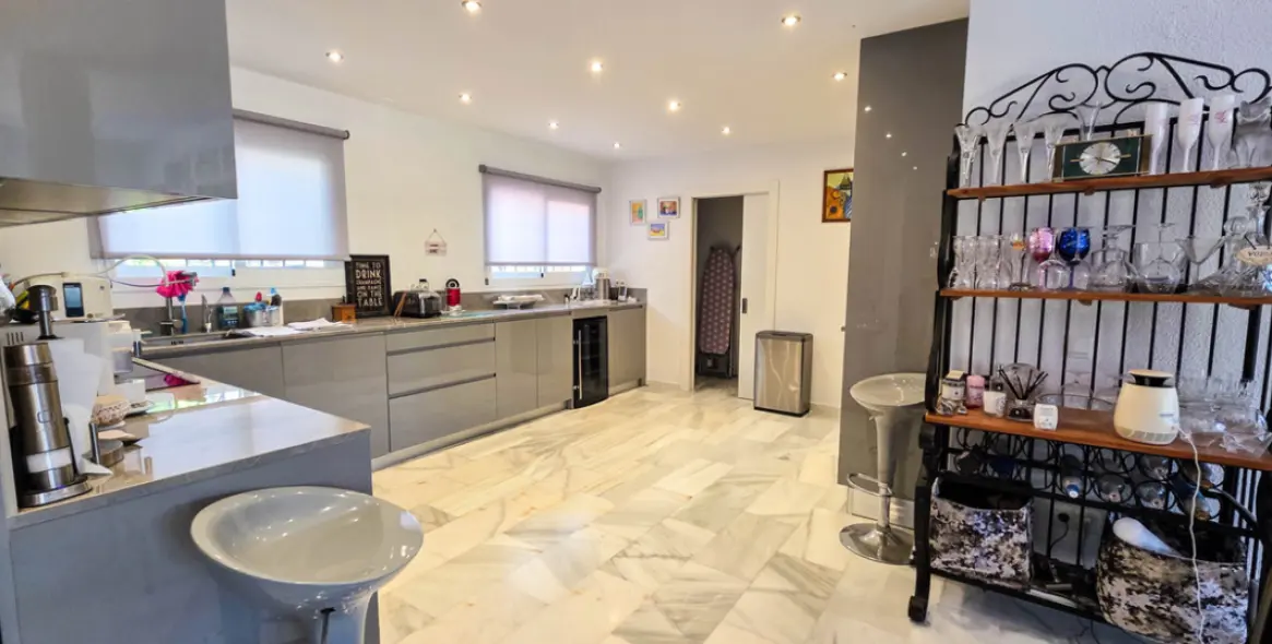 Sale of semi-detached house in La Duquesa 3