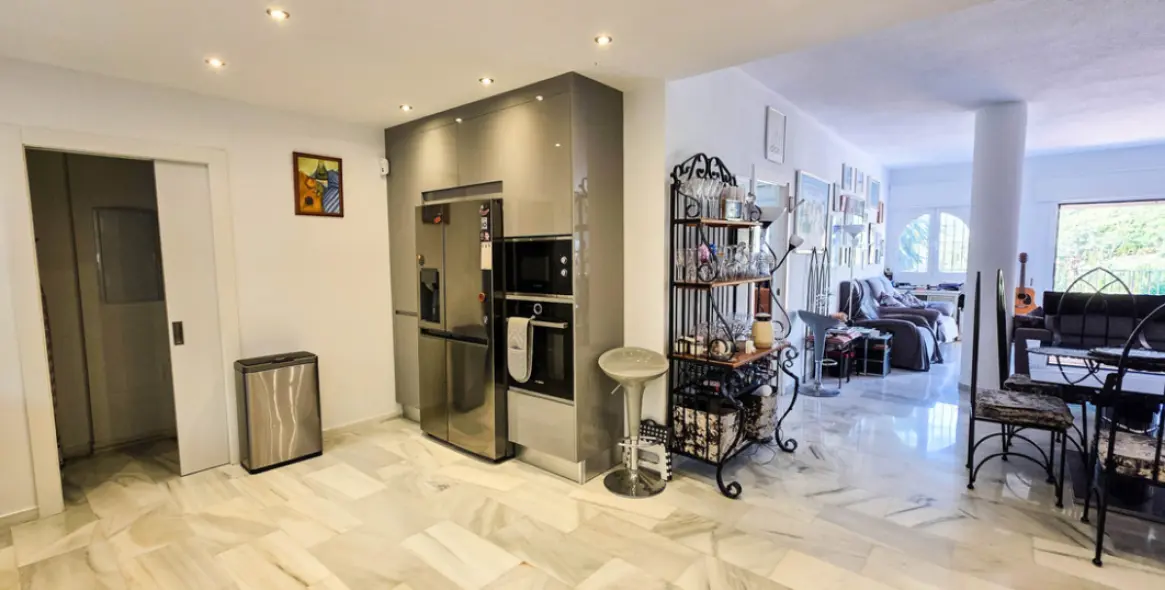 Sale of semi-detached house in La Duquesa 4