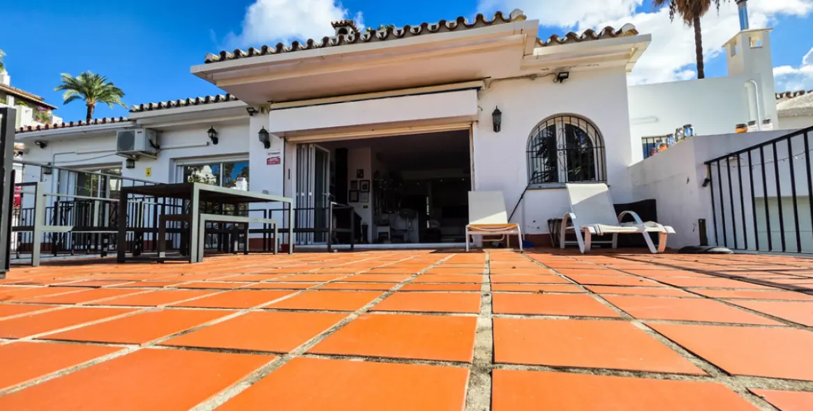 Sale of semi-detached house in La Duquesa 5