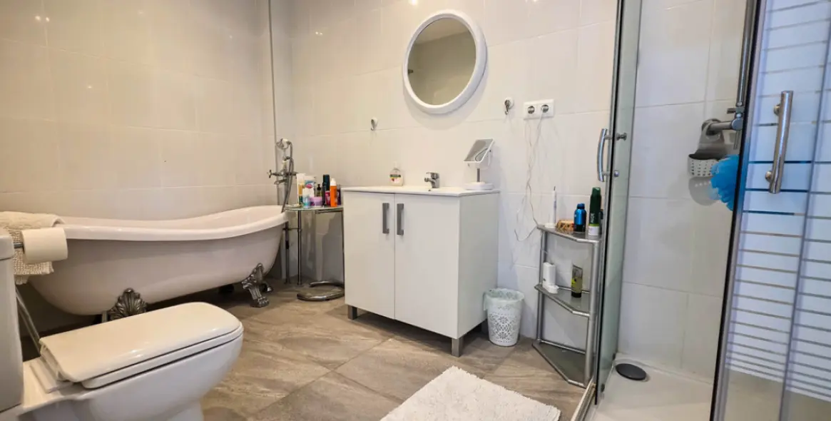 Sale of semi-detached house in La Duquesa 6