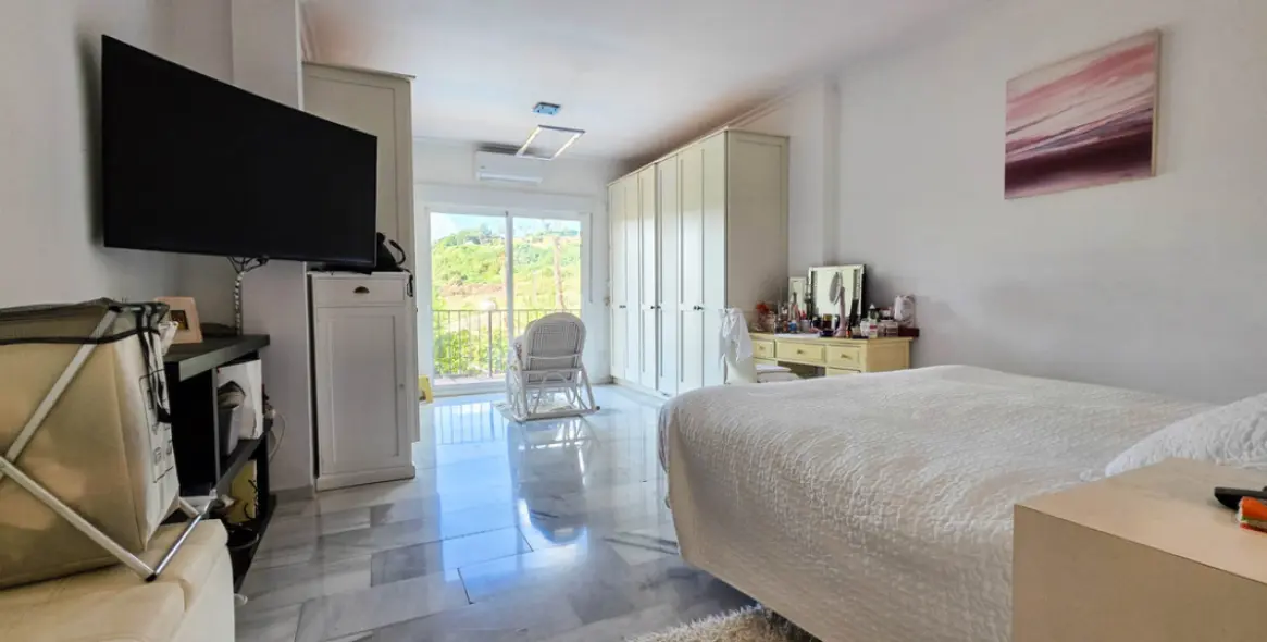 Sale of semi-detached house in La Duquesa 9