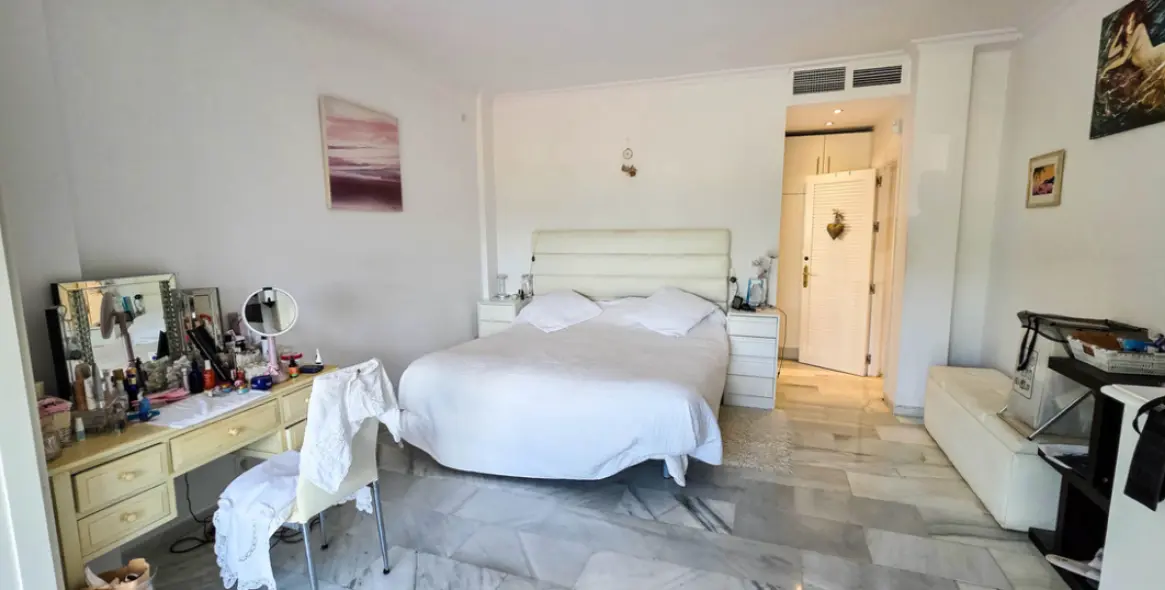 Sale of semi-detached house in La Duquesa 10