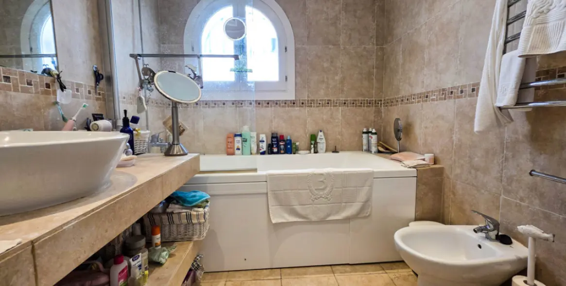 Sale of semi-detached house in La Duquesa 11