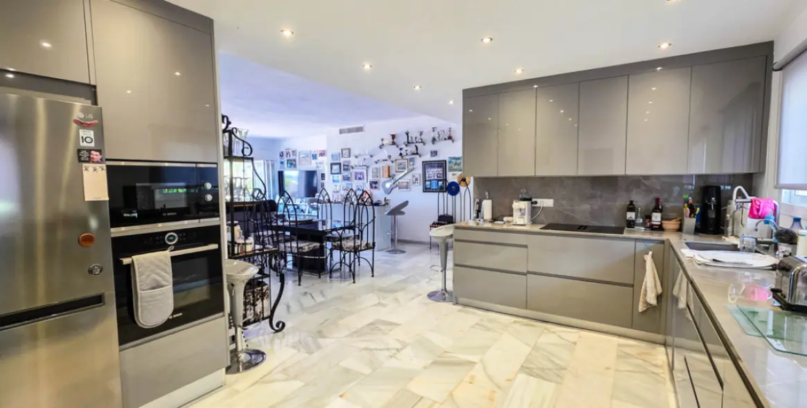 Sale of semi-detached house in La Duquesa 12