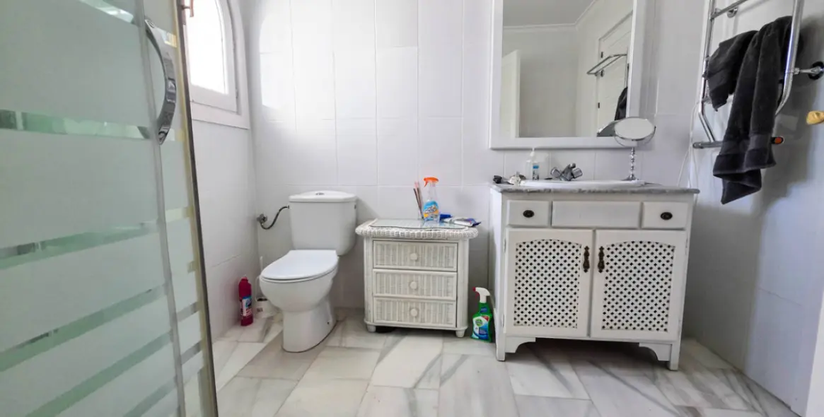 Sale of semi-detached house in La Duquesa 15