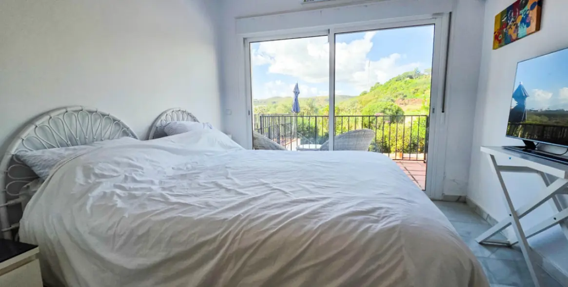 Sale of semi-detached house in La Duquesa 16