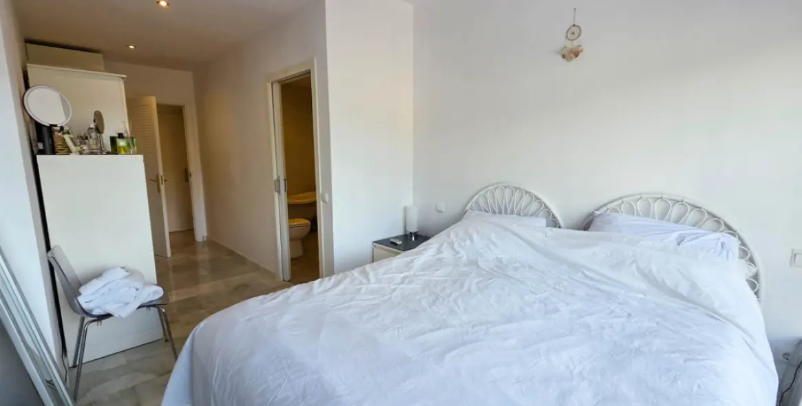 Sale of semi-detached house in La Duquesa 17