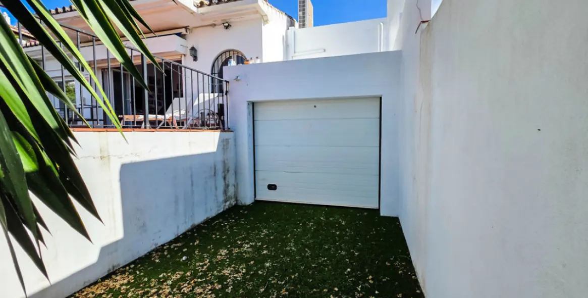 Sale of semi-detached house in La Duquesa 21
