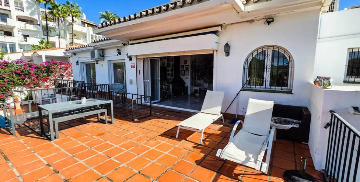 Sale of semi-detached house in La Duquesa 23