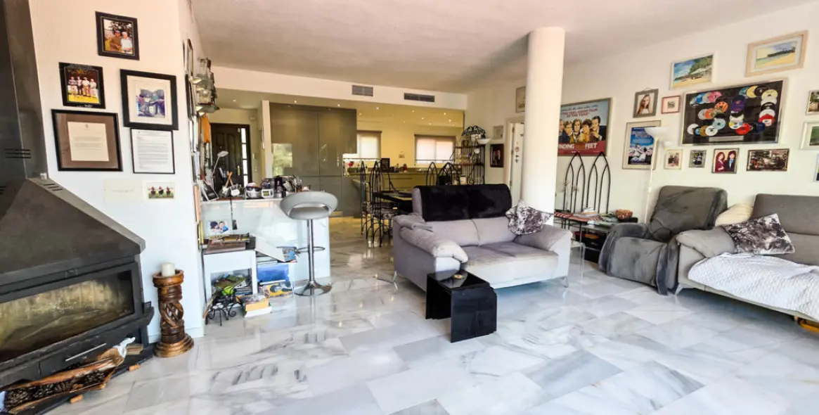 Sale of semi-detached house in La Duquesa 25