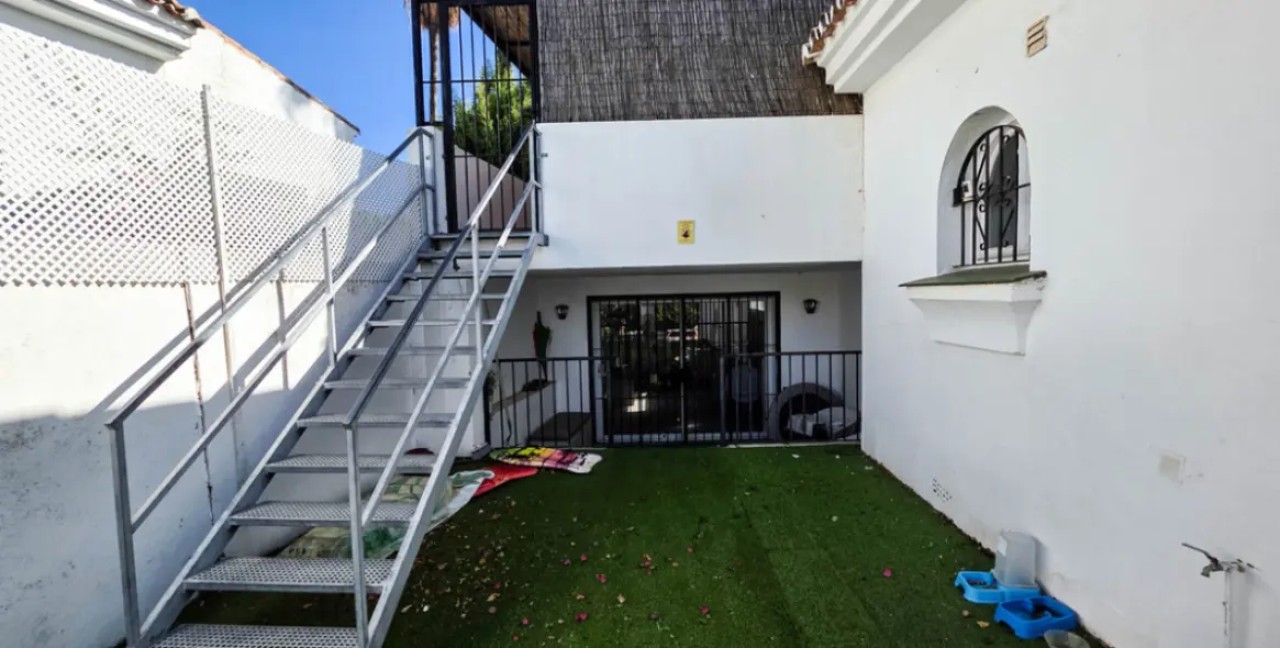 Sale of semi-detached house in La Duquesa 27