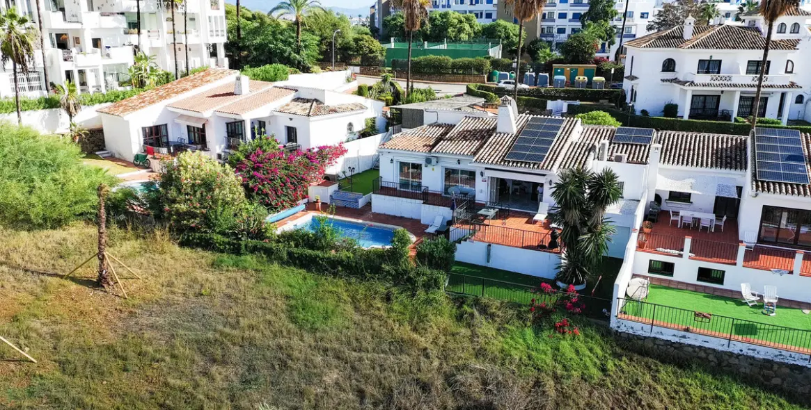 Sale of semi-detached house in La Duquesa 35