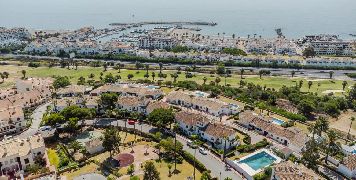 Sale of semi-detached house in La Duquesa 42