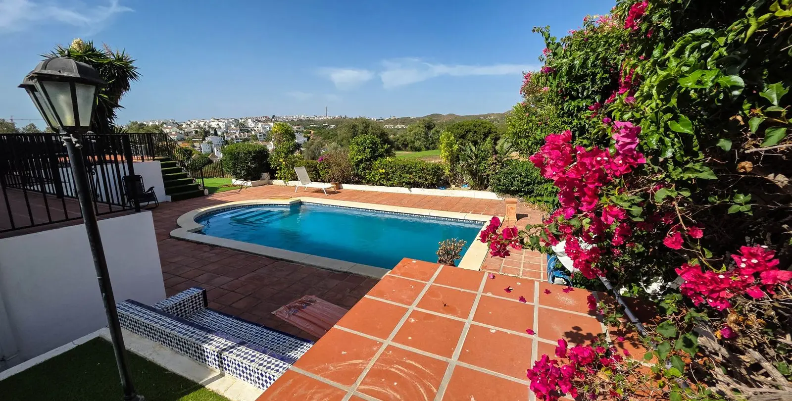 Sale of semi-detached house in La Duquesa 1