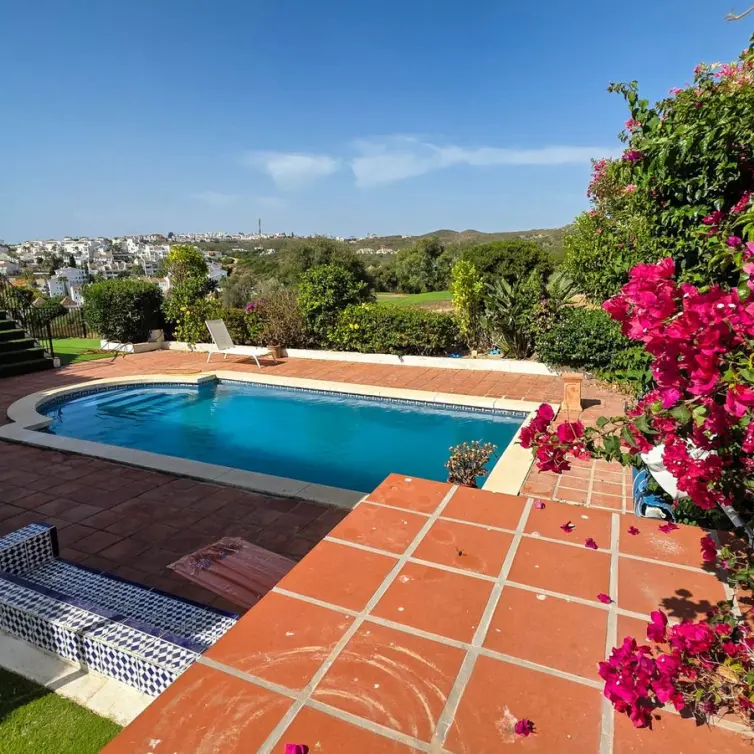 Sale of semi-detached house in La Duquesa