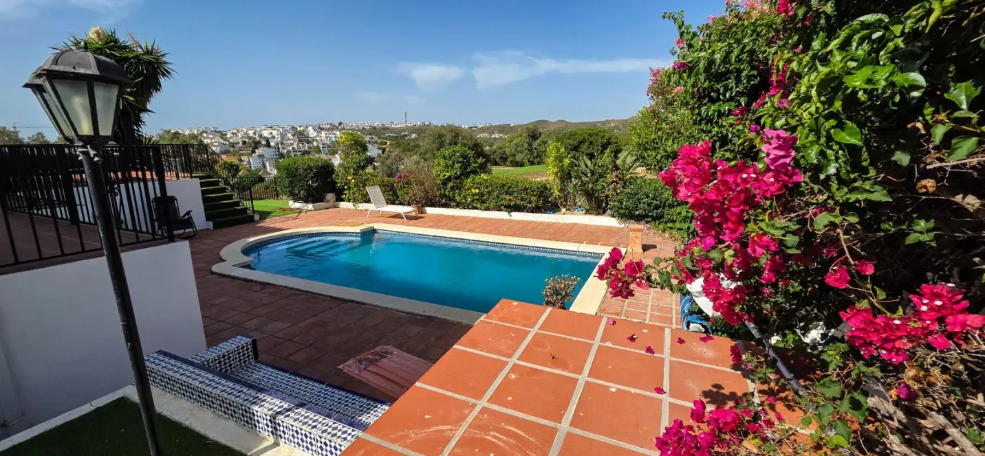 Sale of semi-detached house in La Duquesa 0