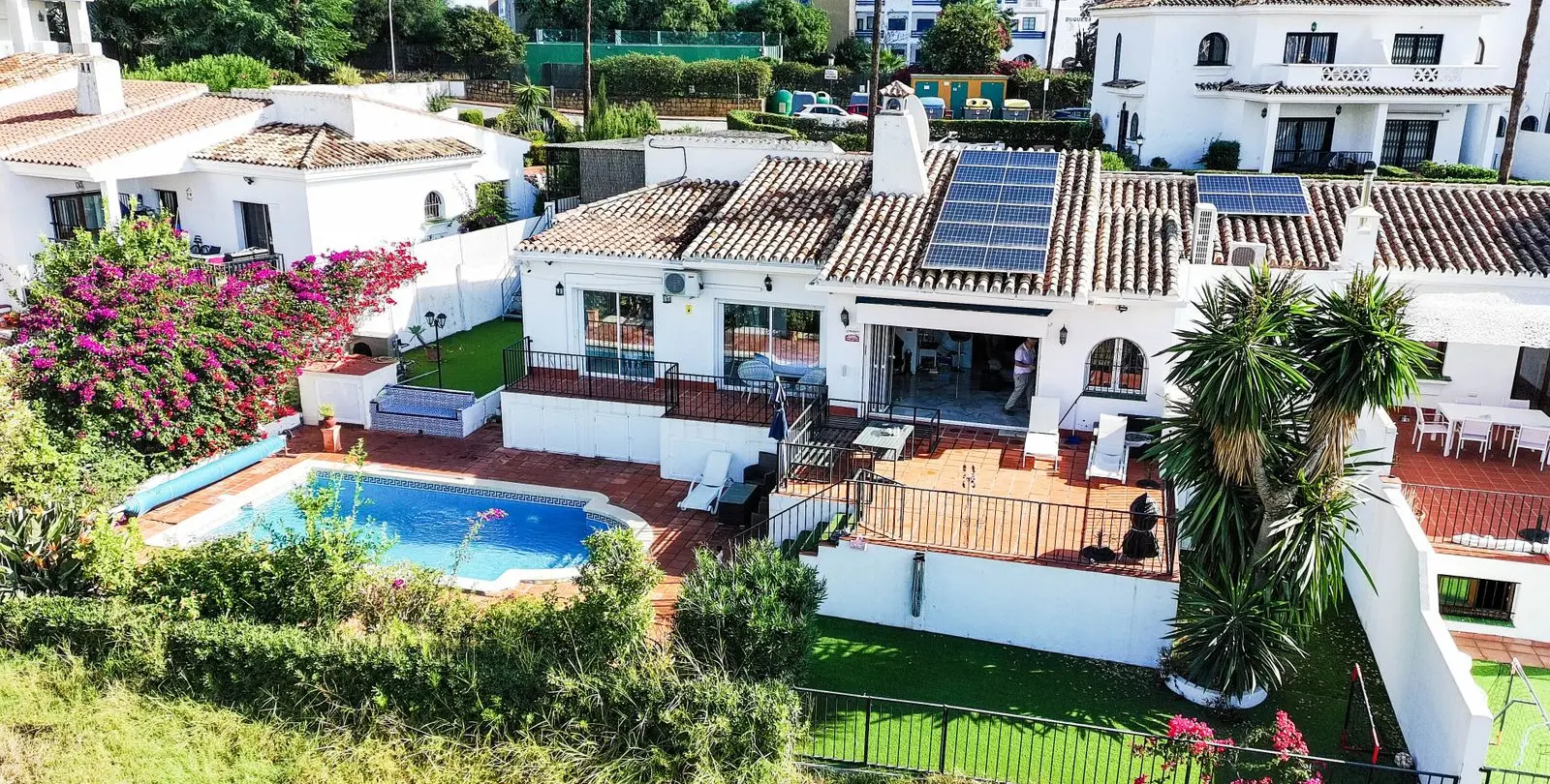 Sale of semi-detached house in La Duquesa 2