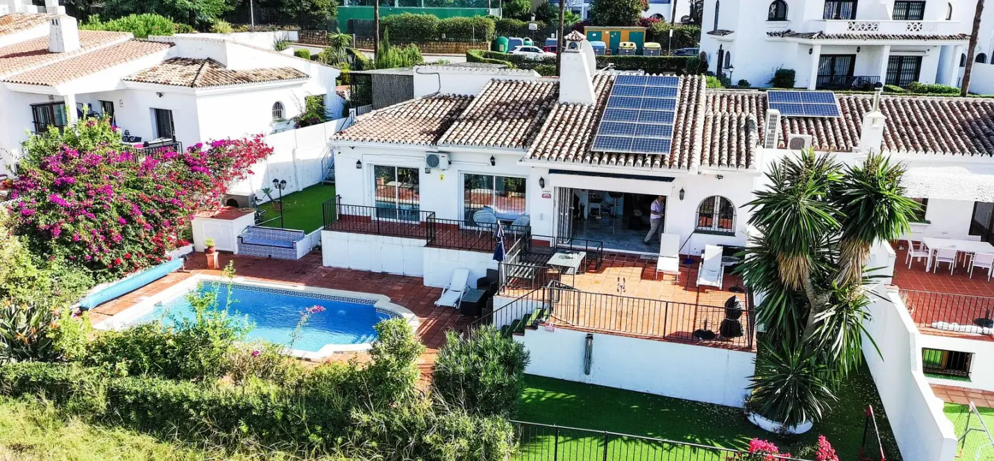 Sale of semi-detached house in La Duquesa 1