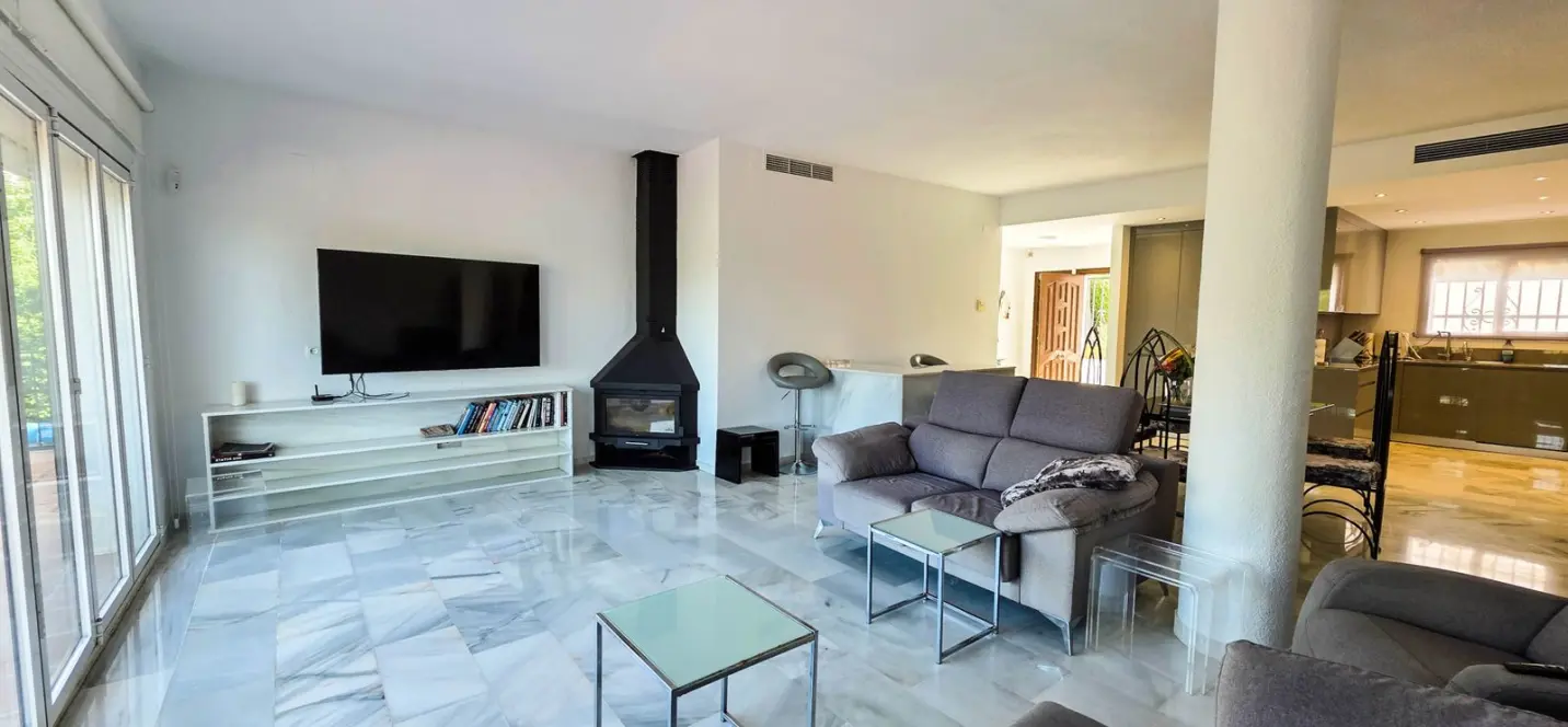 Sale of semi-detached house in La Duquesa 2