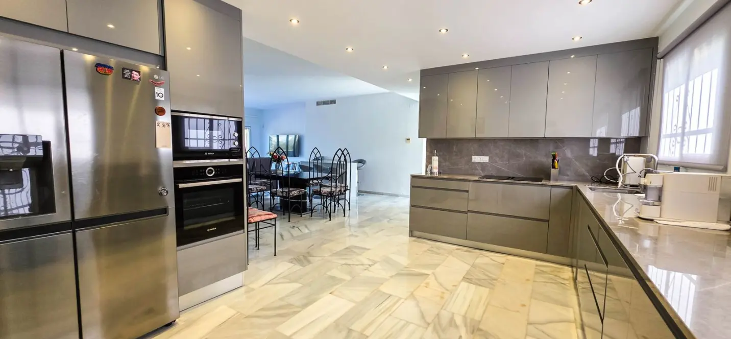 Sale of semi-detached house in La Duquesa 3