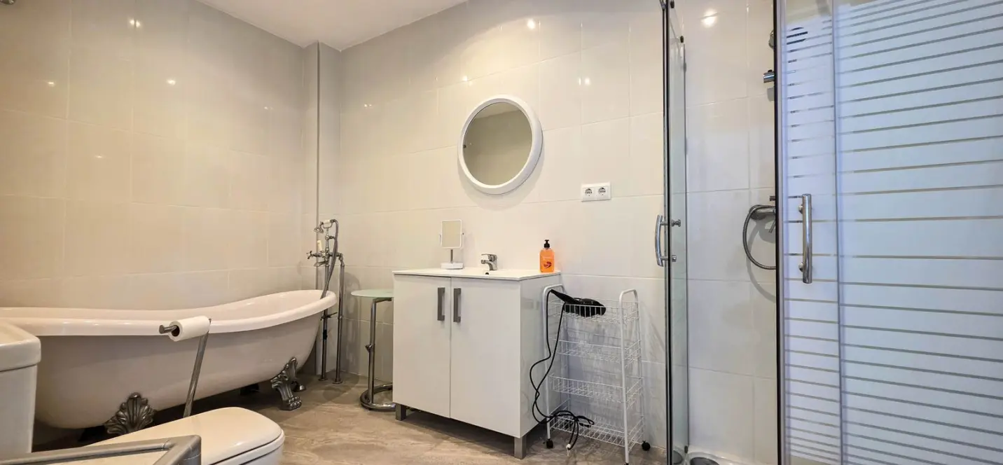 Sale of semi-detached house in La Duquesa 4