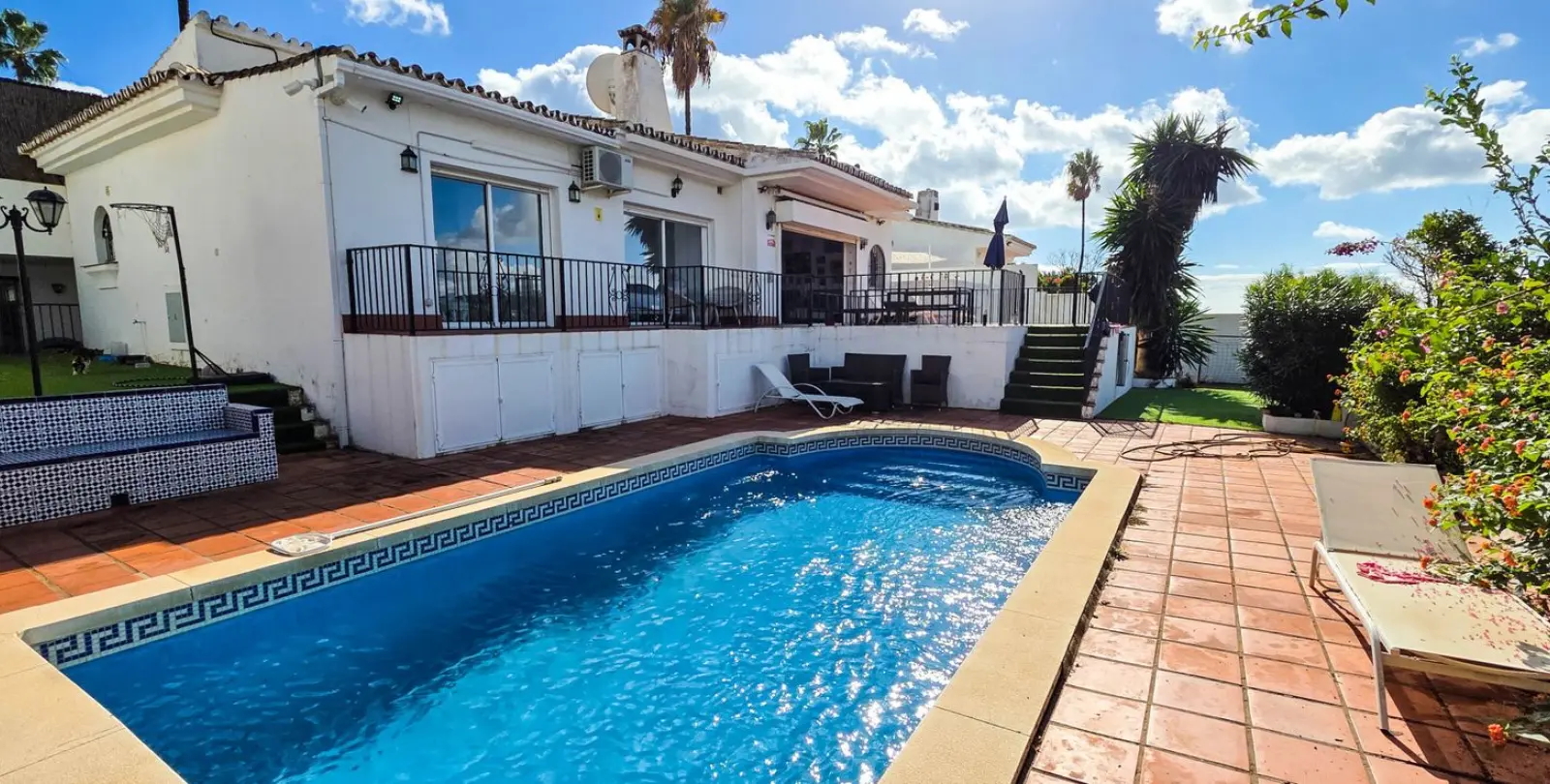 Sale of semi-detached house in La Duquesa 9