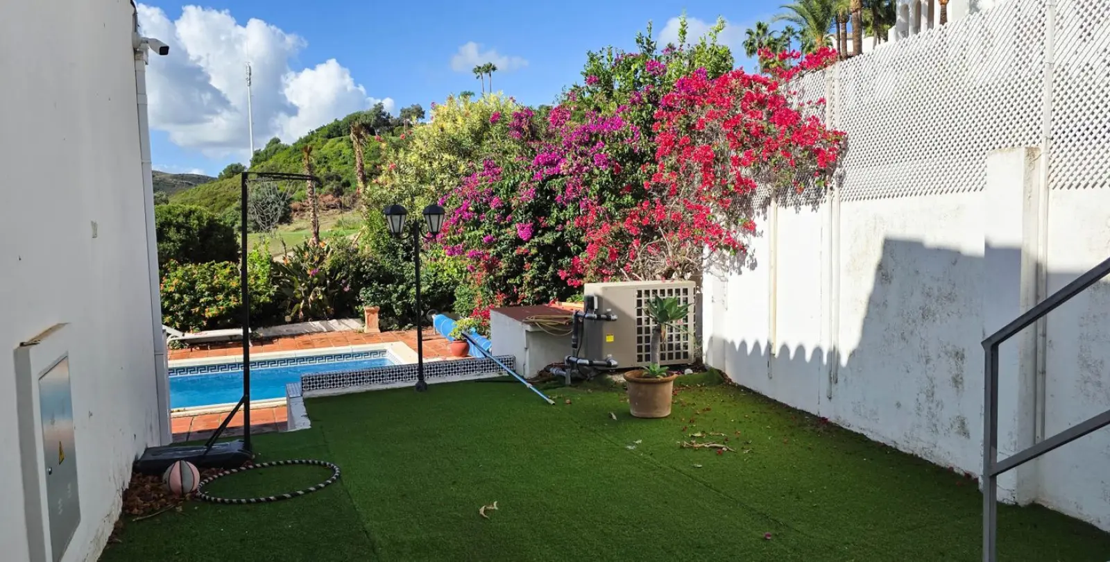 Sale of semi-detached house in La Duquesa 11