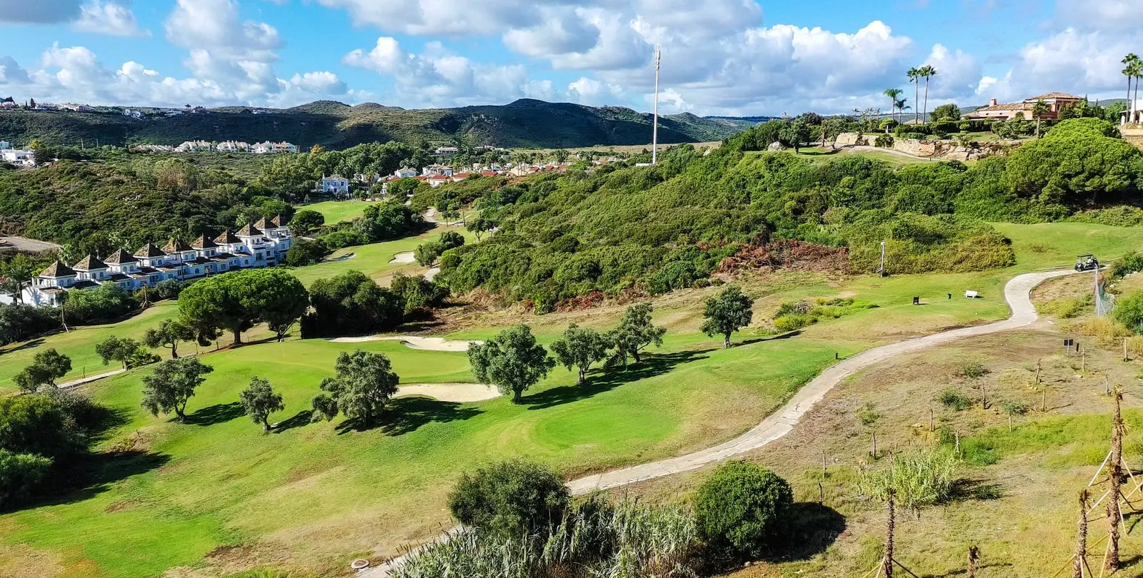 Sale of semi-detached house in La Duquesa 16