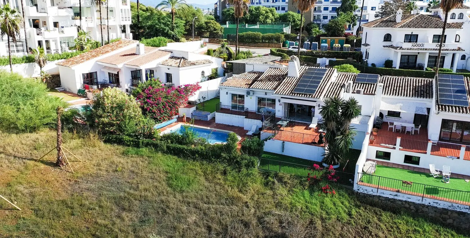 Sale of semi-detached house in La Duquesa 17
