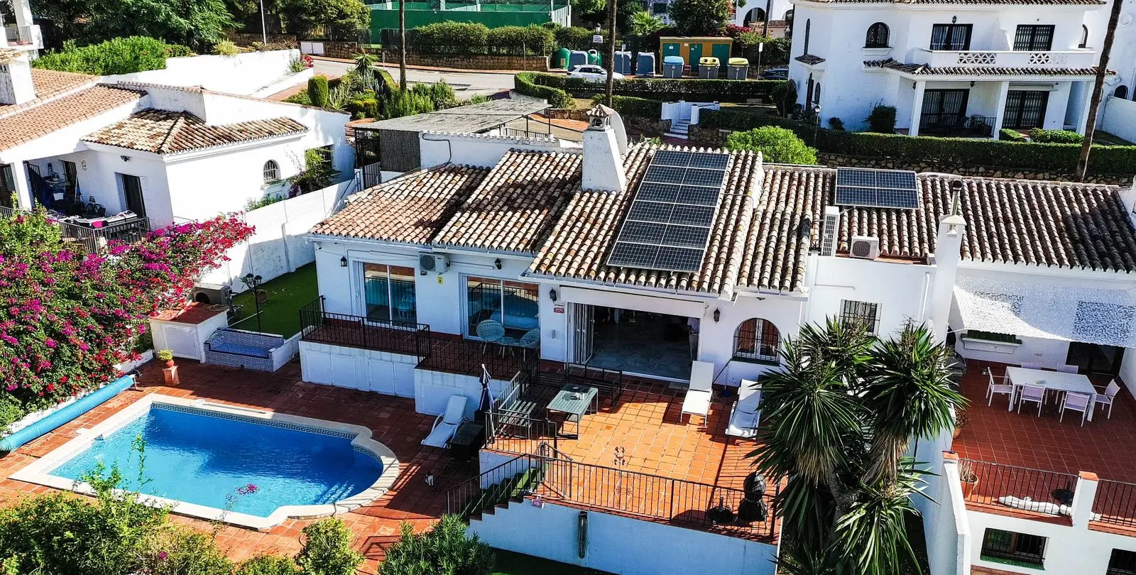 Sale of semi-detached house in La Duquesa 18