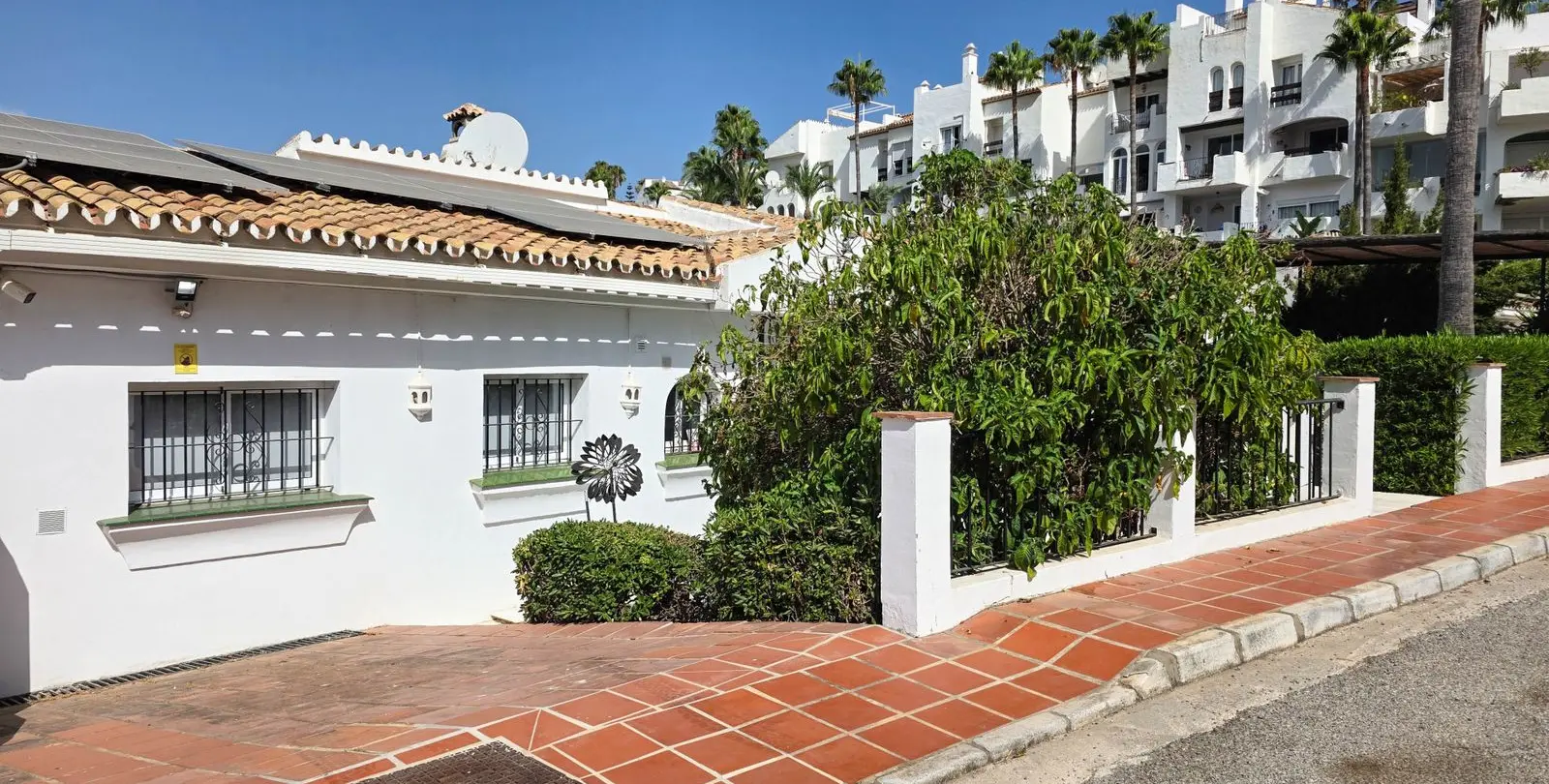 Sale of semi-detached house in La Duquesa 19