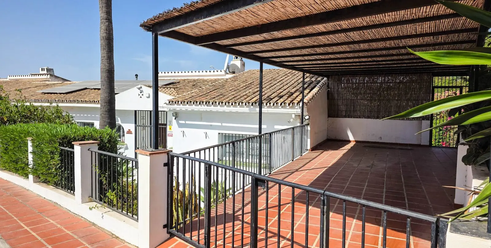 Sale of semi-detached house in La Duquesa 20