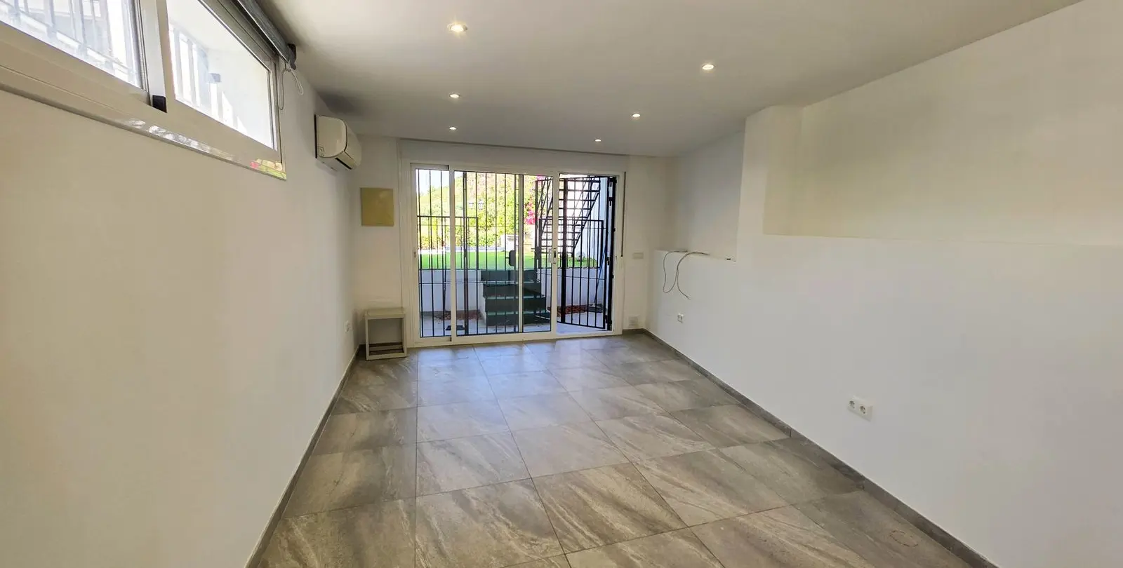 Sale of semi-detached house in La Duquesa 23